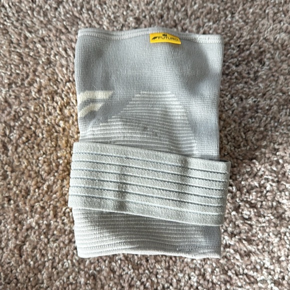 Futuro Elbow Comfort Support with Pressure Pads - Picture 8 of 8